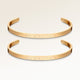 Pararmband, par av tvÄ bar armband i guld med personlig gravyr, frÄn Mon Chou