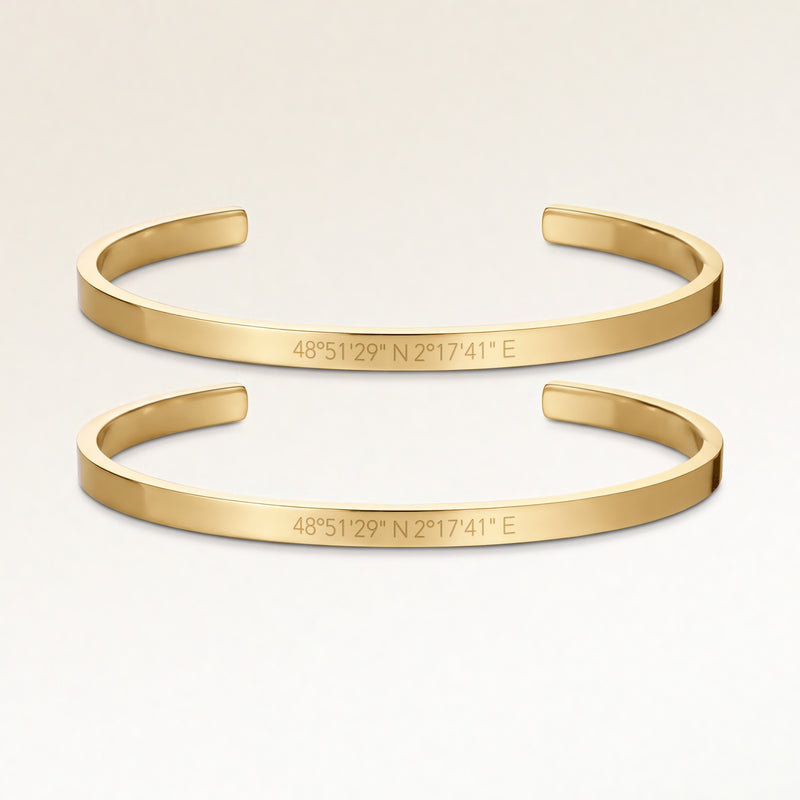 Kæreste-armbånd, par af to bangle armbånd i guld med indgraverede koordinater, fra Mon Chou