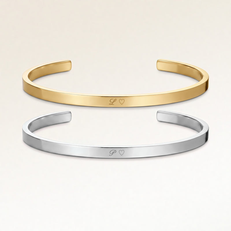 Kæreste-armbånd, par af to bangle armbånd i guld og sølv med indgraverede initialer og hjerte, fra Mon Chou