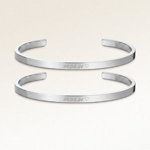 Kæreste-armbånd, par af to bangle armbånd i sølv med indgraveret dato og hjerte, fra Mon Chou