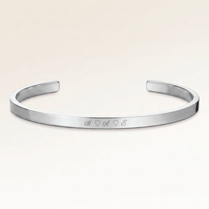 Bangle armbånd i sølv med indgraverede initialer og hjerter på ydersiden – personlig indgravering
