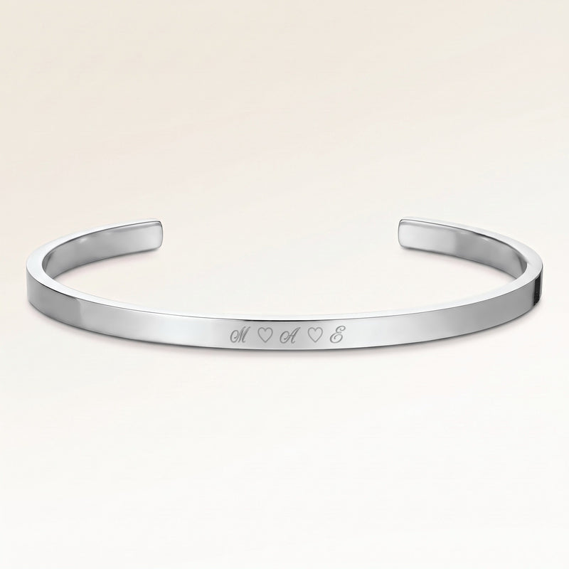 Bangle armbånd i sølv med indgraverede initialer og hjerter på ydersiden – personlig indgravering