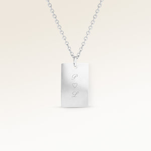 Personligt fyrkantigt silverhalsband med plats för gravyr av text, koordinater eller handstil på framsidan och baksidan