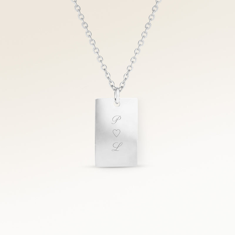 Personligt fyrkantigt silverhalsband med plats för gravyr av text, koordinater eller handstil på framsidan och baksidan