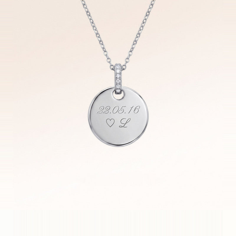 Personligt runt silverhalsband med vita zirkoner och gravyr av datum och initial – plats för text, koordinater eller handskrift på baksidan
