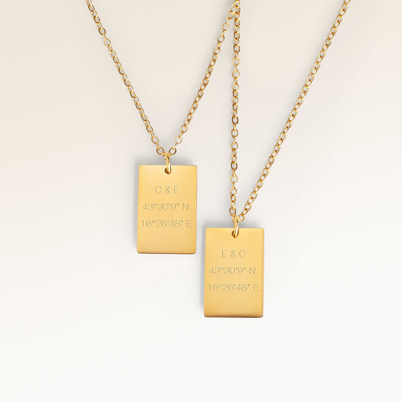 Vänskaps-halsband, par av två fyrkantigt halsband i guld med personlig gravyr, från Mon Chou