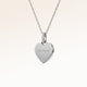 Personligt hjärtformat silverhalsband med vita zirkoner och plats för gravyr av text, koordinater eller handstil på framsidan och baksidan