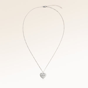 Hela hjärtformat halsband i silver helt utlagt med fin justerbar silverkedja och minimalistiskt hjärtberlock för personlig gravyr