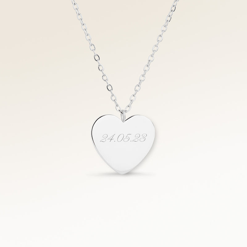 Personligt hjärtformat silverhalsband med plats för gravyr av text, koordinater eller handstil på framsidan och baksidan