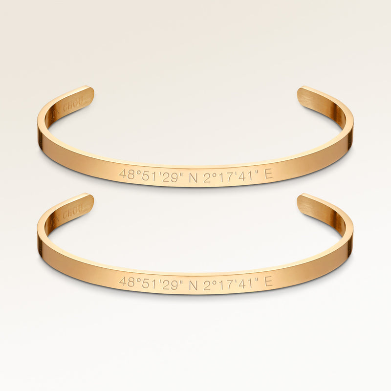 Pararmband, par av två bar armband i guld med personlig gravyr, från Mon Chou