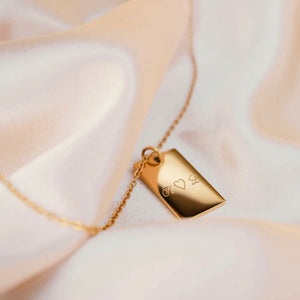 Vänskaps-halsband, par av två fyrkantigt halsband i guld och silver med personlig gravyr, från Mon Chou